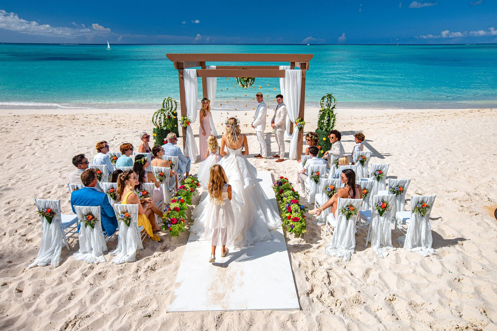 Élopement Ile Turques et Caïques (Turks and Caicos), mariage au bord de l'eau, les pieds dans le sable dans les caraïbes