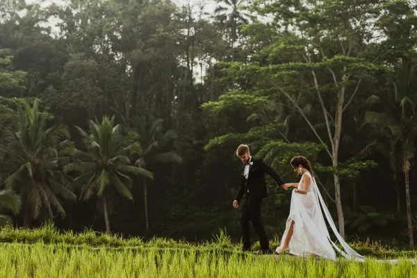 mariage, élopement dans les rizières de Bali, en Indonésie, mariage à l'autre bout du monde, entre soleil, plage et paysages merveilleux