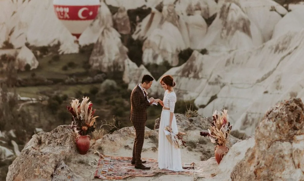 Élopement Cappadoce, Turquie. Mariage entre montagne de pierre blanche et montgolfière...