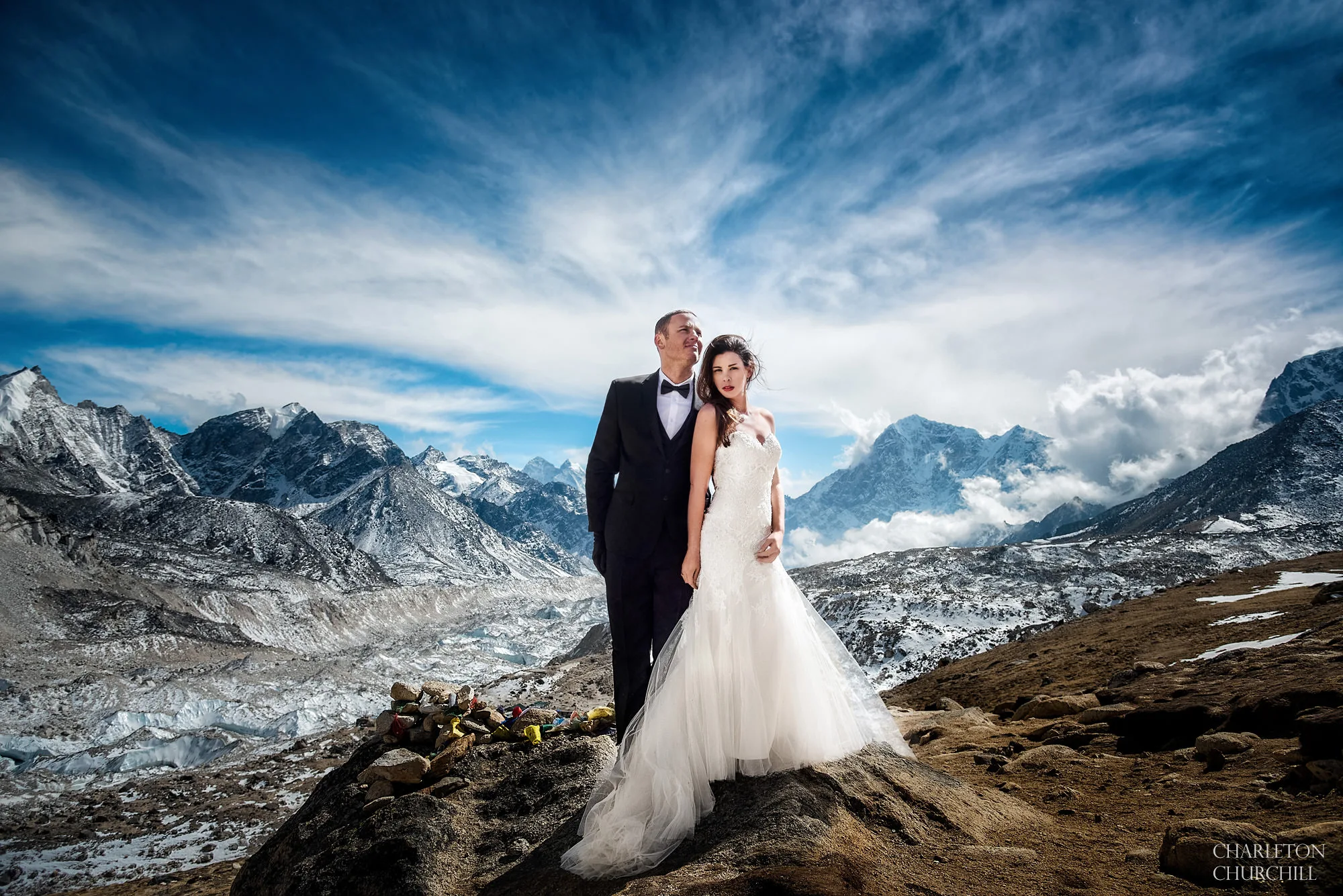 Élopement au sommet de l'Everest, mariage en haut des montagnes. 