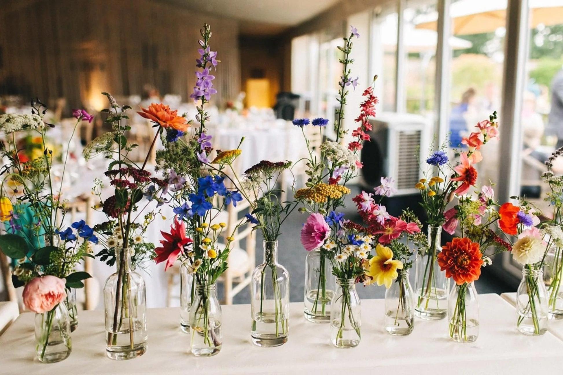 fleurs colorées pour décoration de mariage