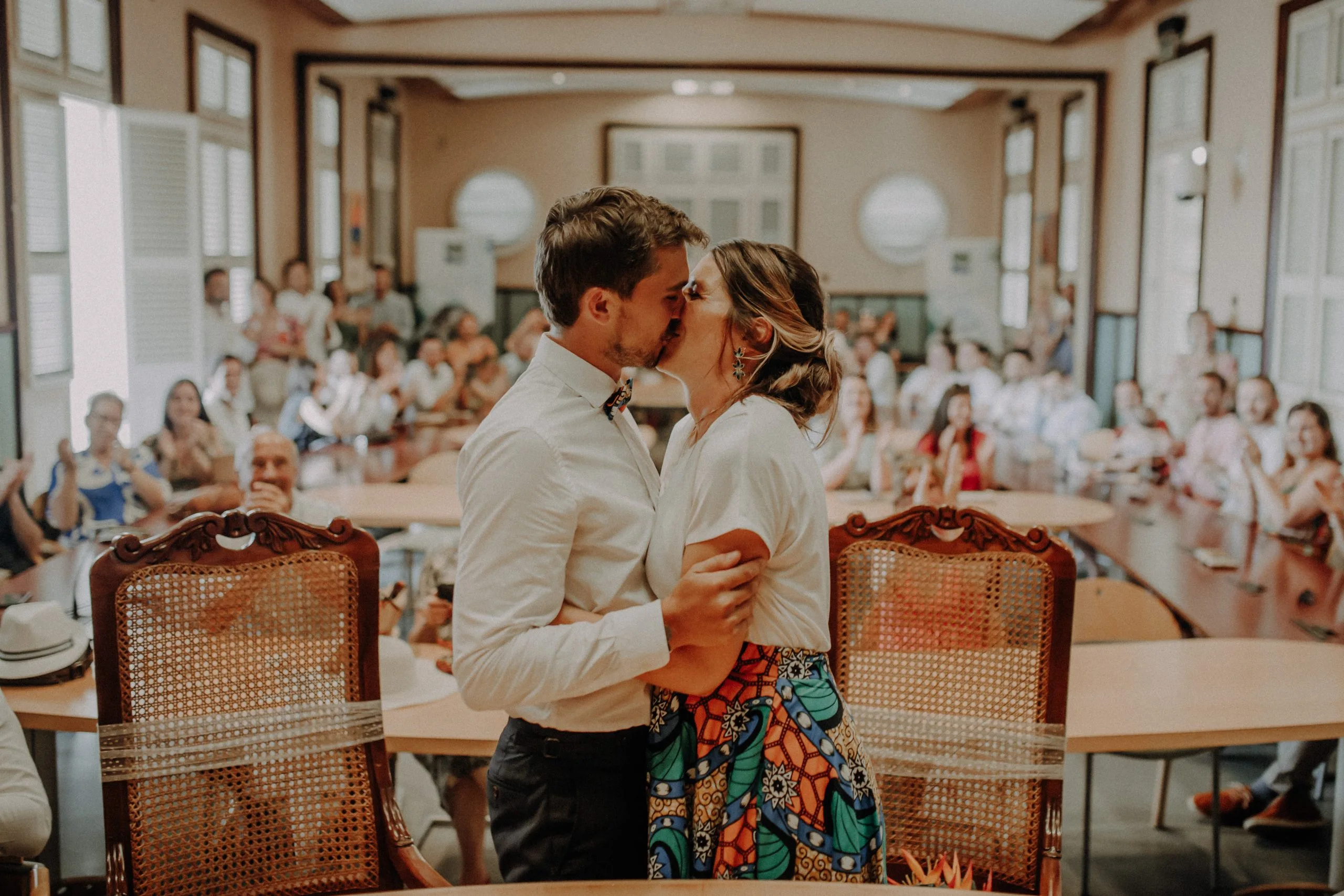 Mariés et proches réunis dans la salle de mariage de la mairie du Lamentin