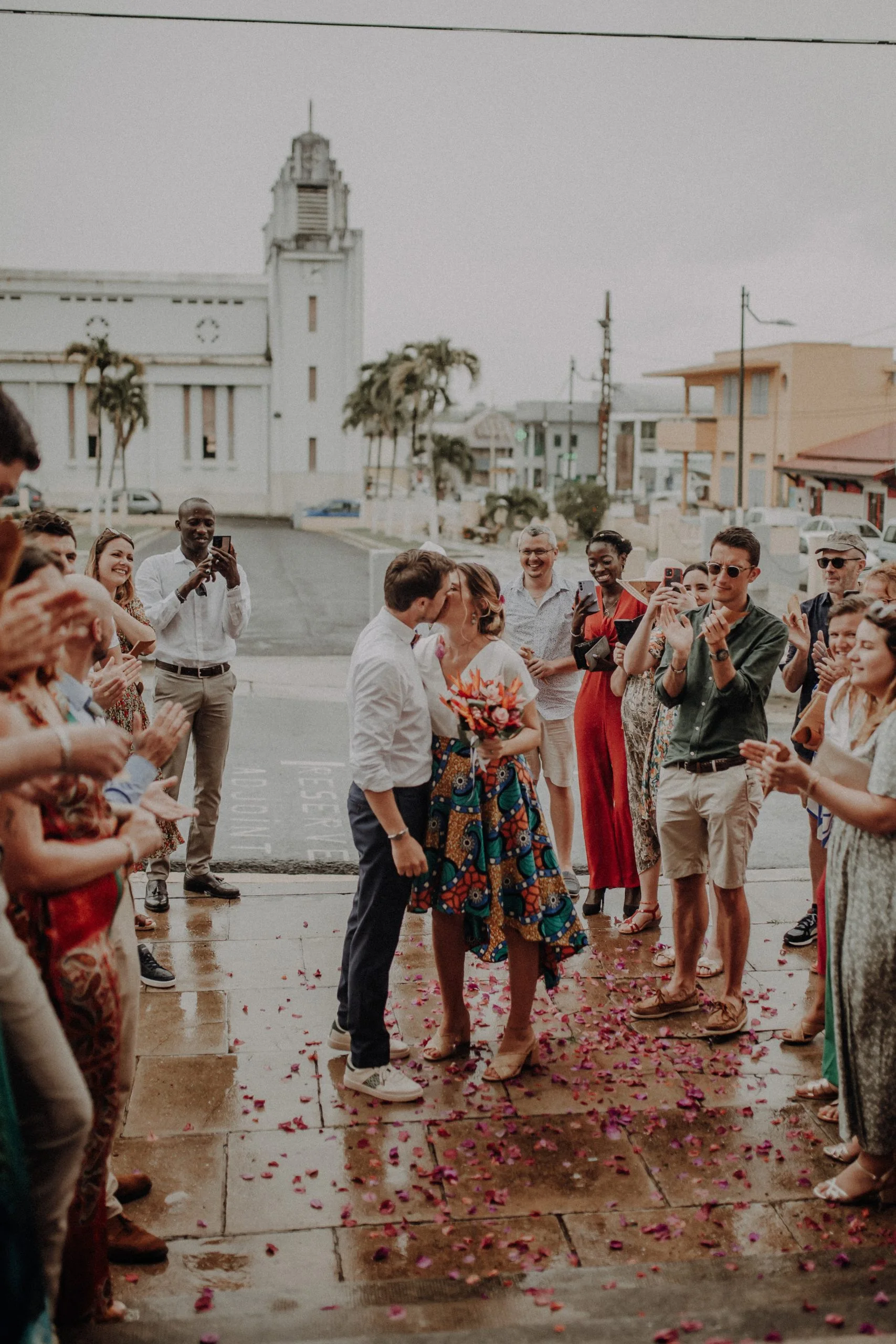 Mariés et invités réunis sur la place devant la mairie du Lamentin après la cérémonie