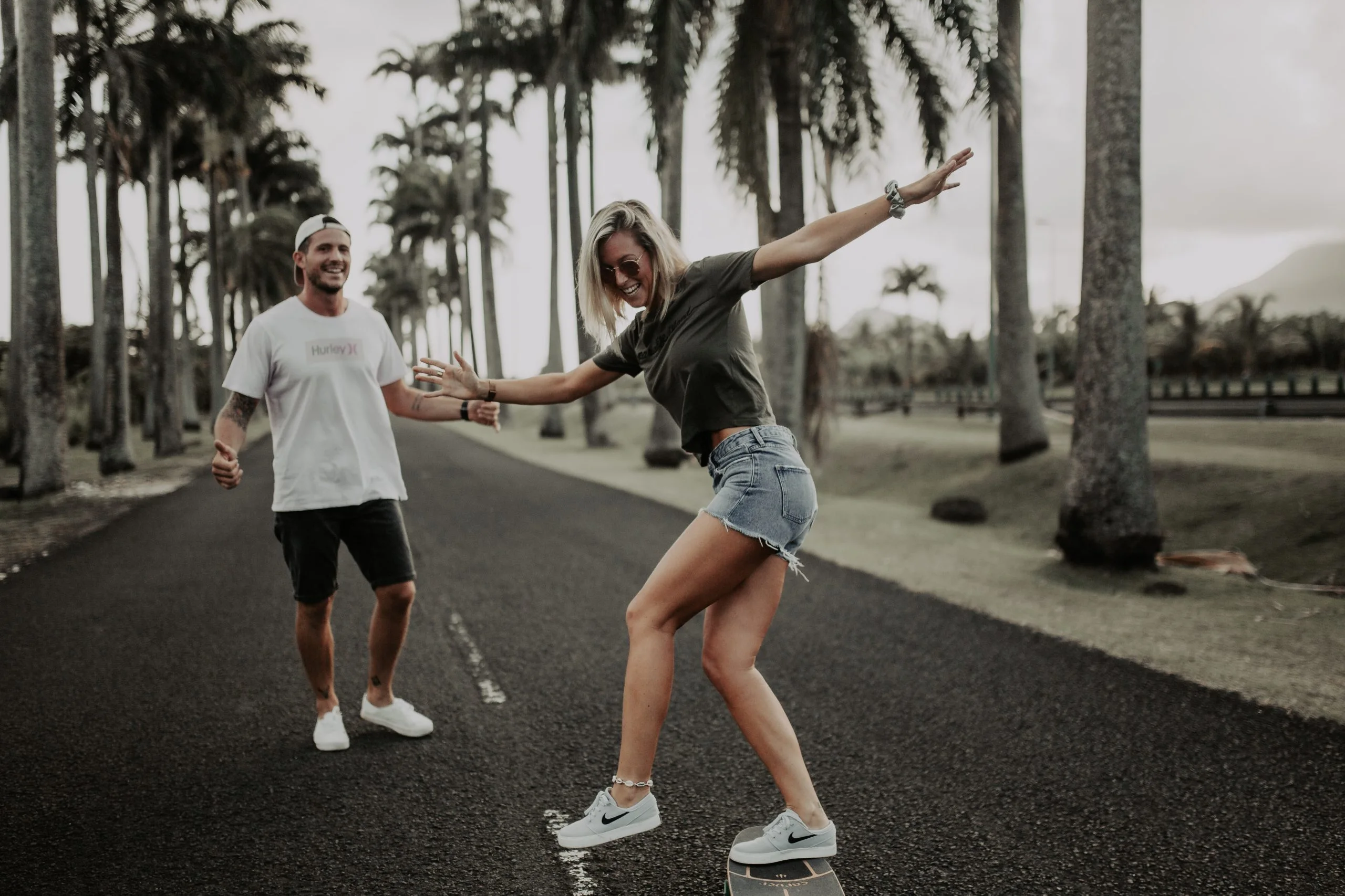 Couple se tenant par la main et jouant sur la route de l'Allée Dumanoir en Guadeloupe