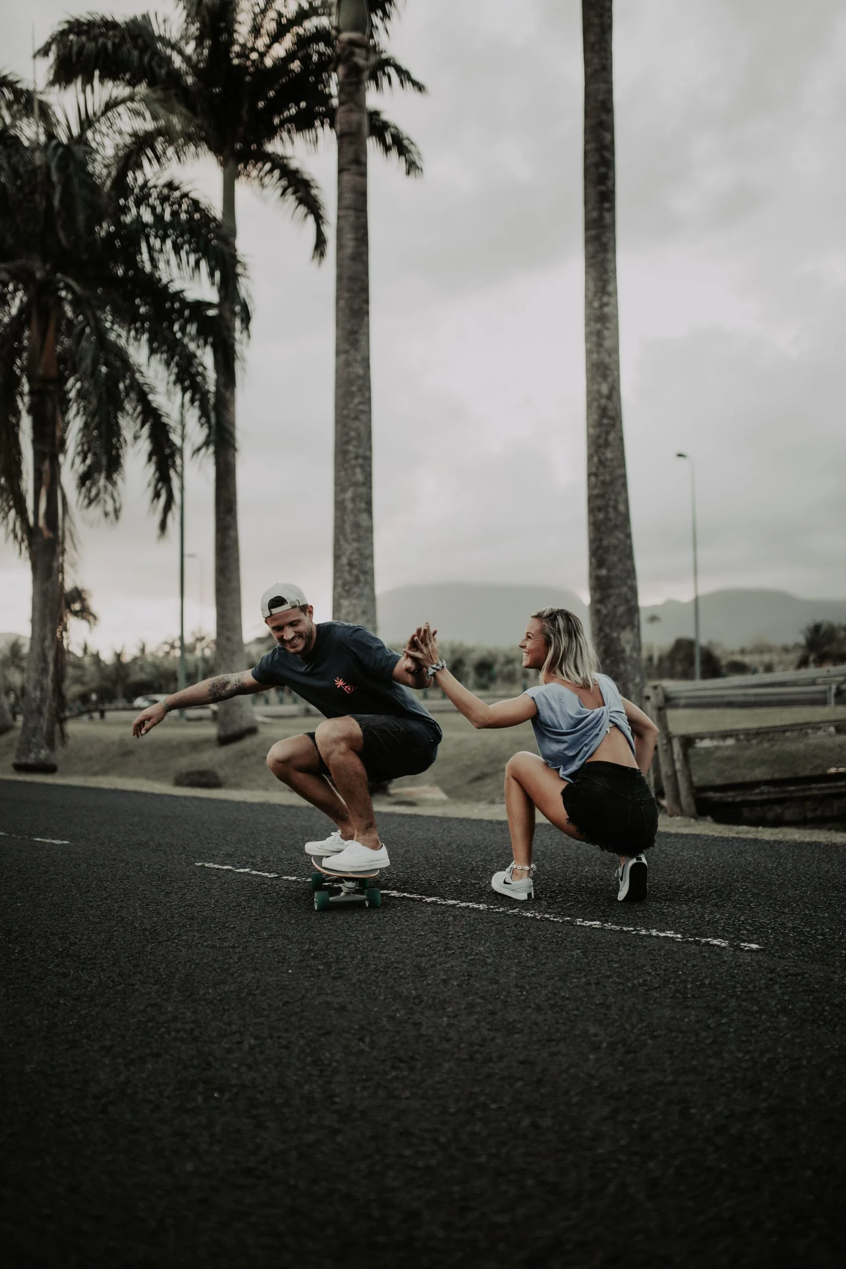 Couple jouant ensemble près des palmiers de l'Allée Dumanoir en Guadeloupe