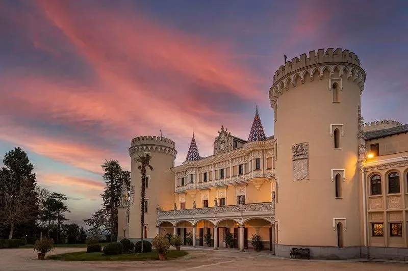 Façade historique du Castillo de Viñuelas entourée de jardins près de Madrid