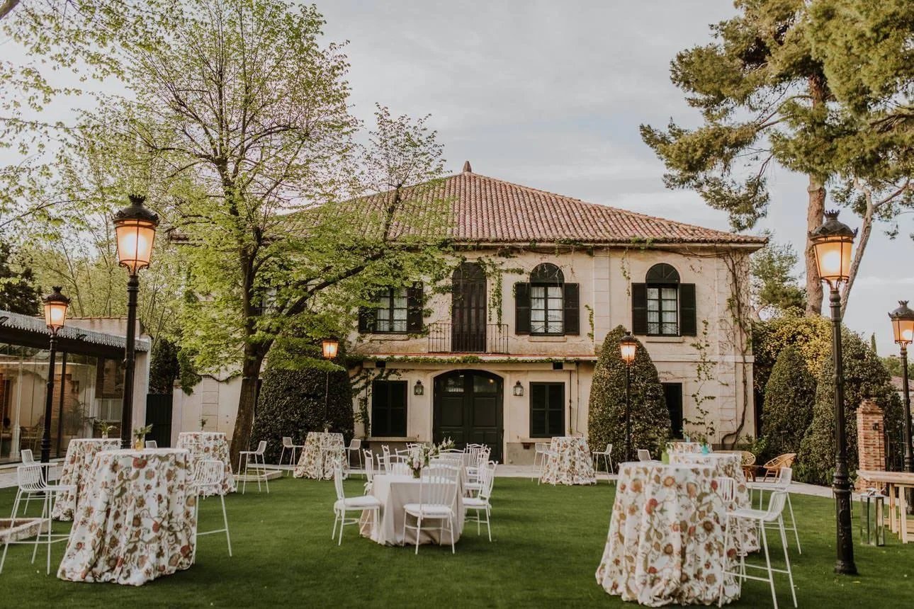 Façade historique du Palacio del Negralejo entourée de jardins près de Madrid