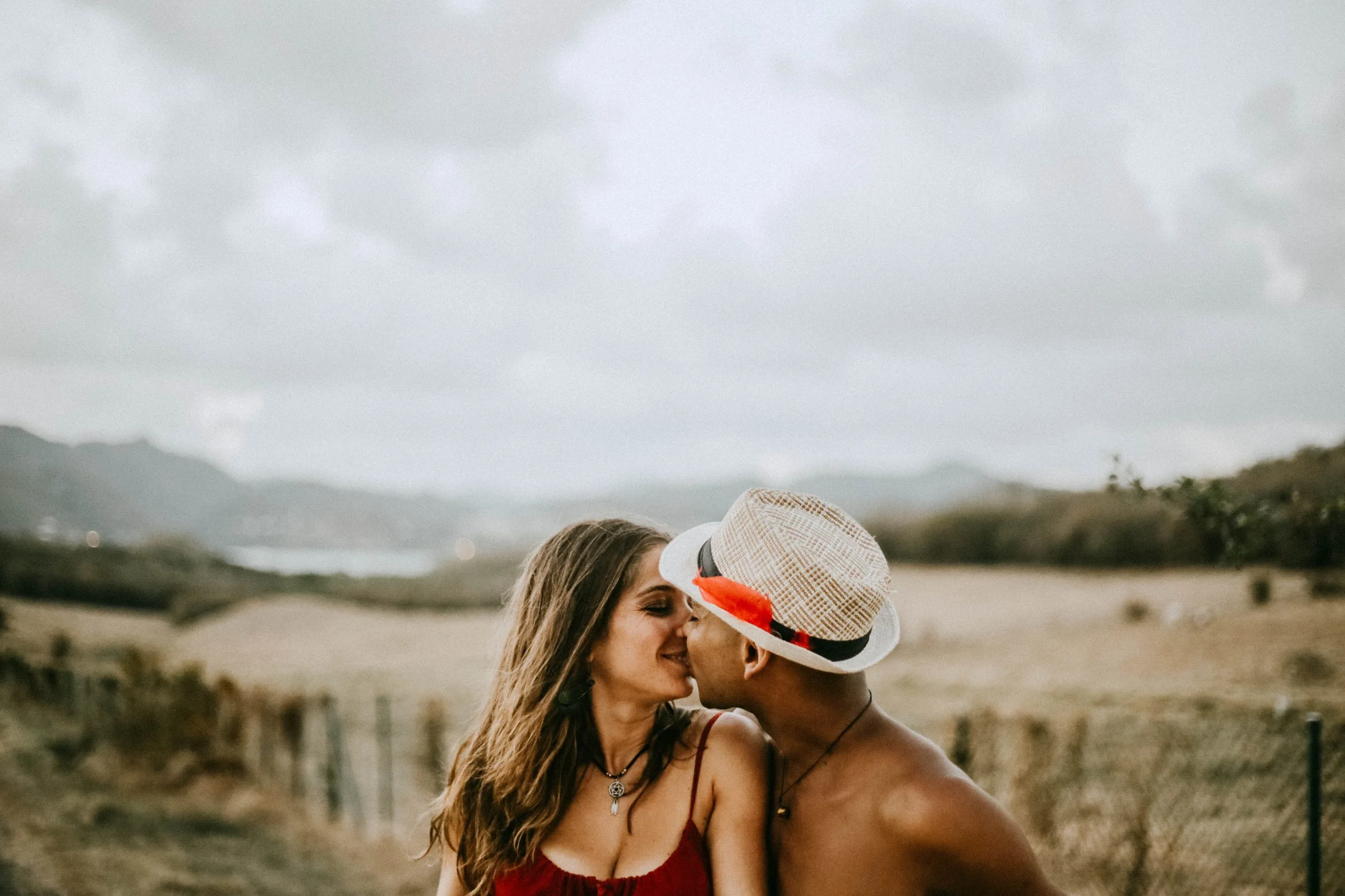 Ben et Clem dans une prairie à Sainte-Anne en Martinique