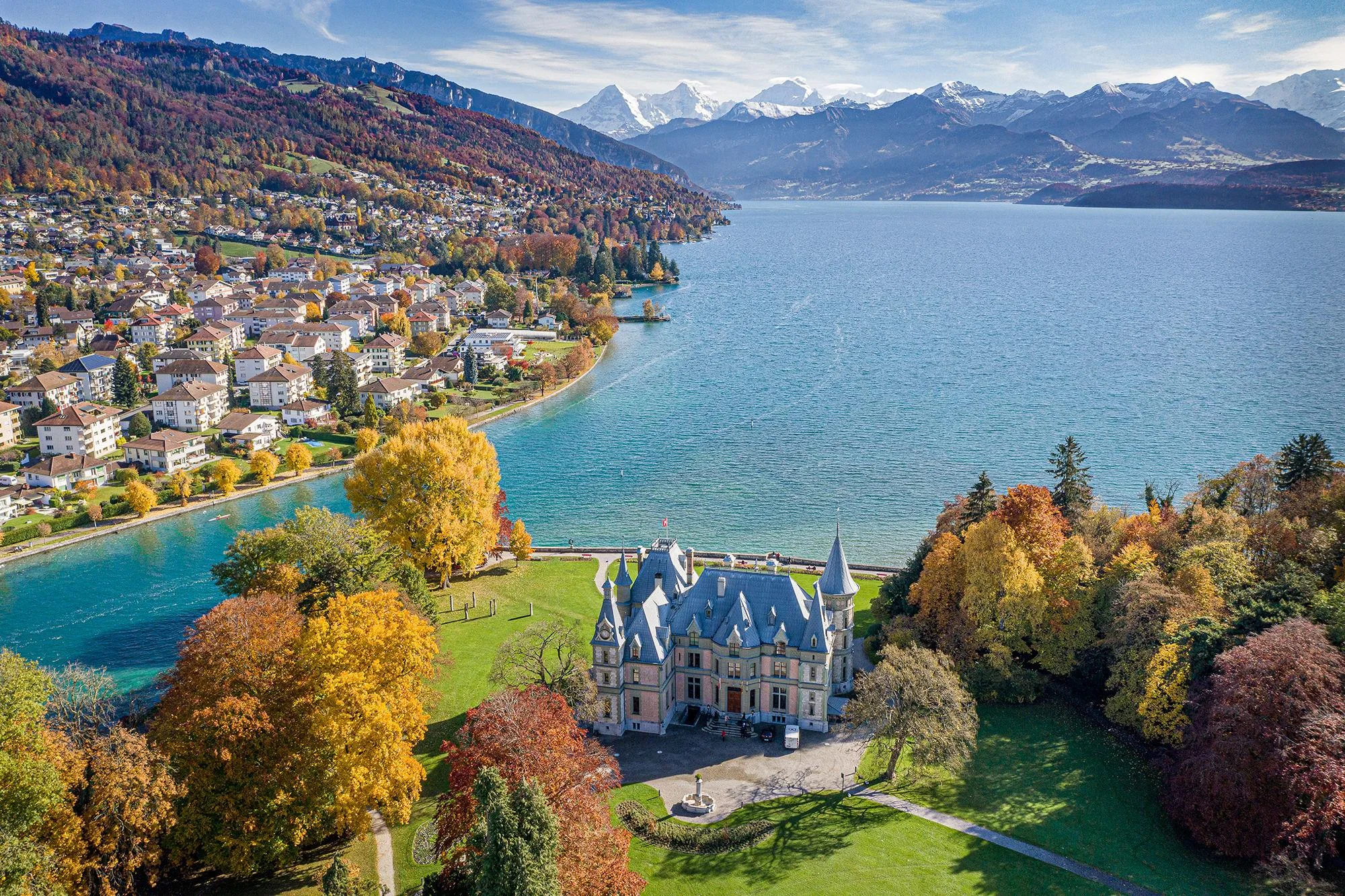 Château de Schadau au bord du lac de Thoune en Suisse, entouré par les Alpes