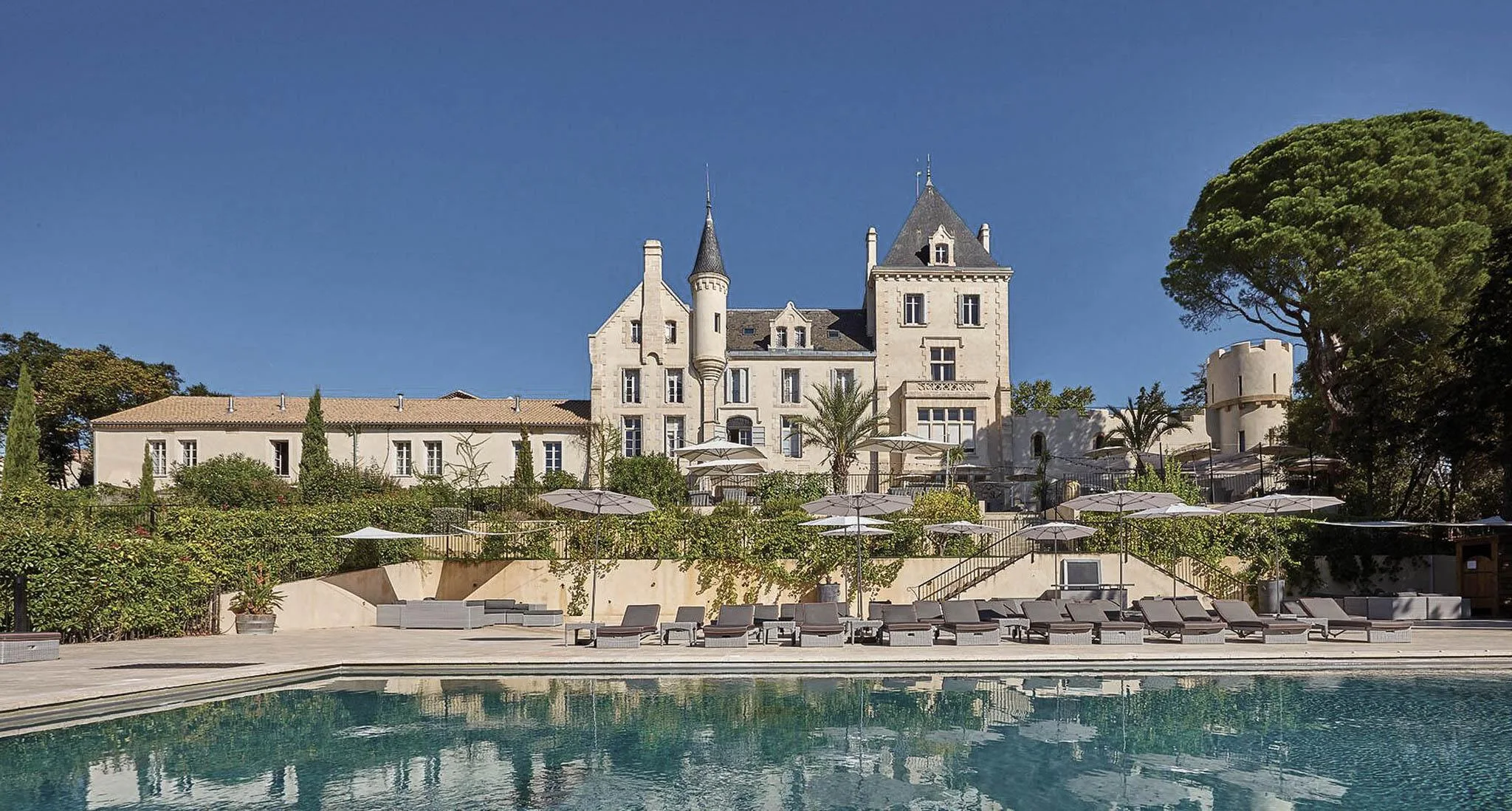 Château Les Carrasses, lieu de mariage dans les vignes à Quarante en Occitanie.