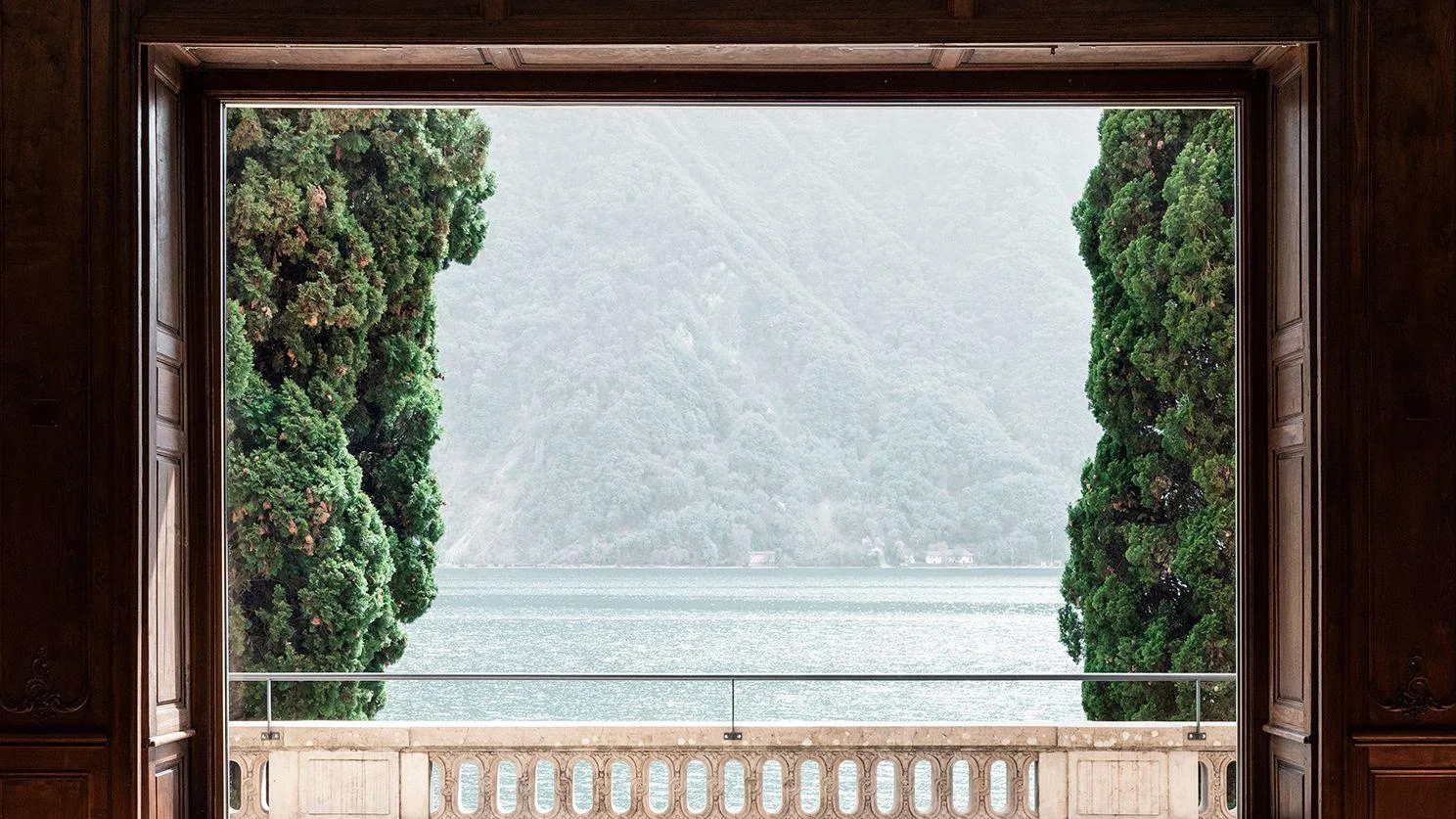 Vue panoramique sur le lac de Lugano en Suisse, entouré de montagnes