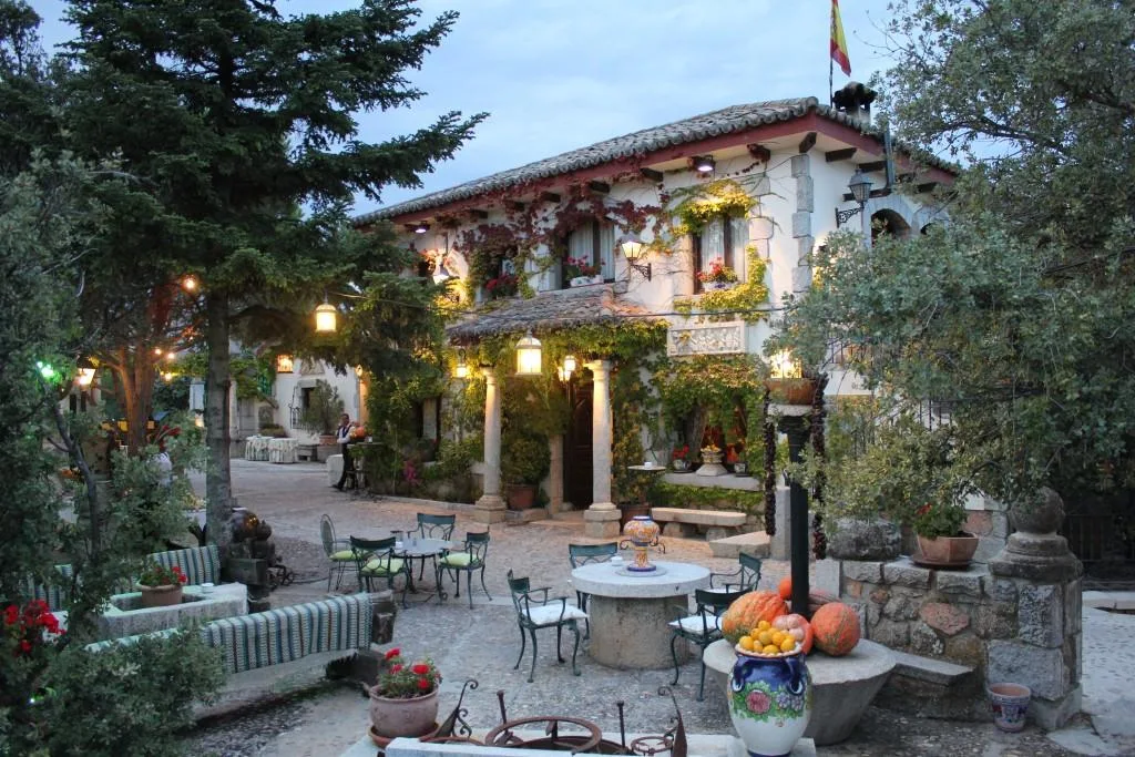 Bâtiments en pierre et jardins de la Finca Los Jarales près de Madrid