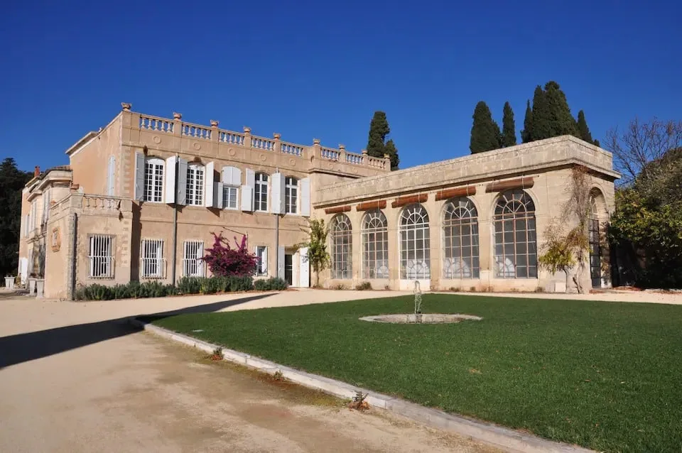 Façade du Château de Rieucoulon et son architecture du XVIIIe siècle à Montpellier