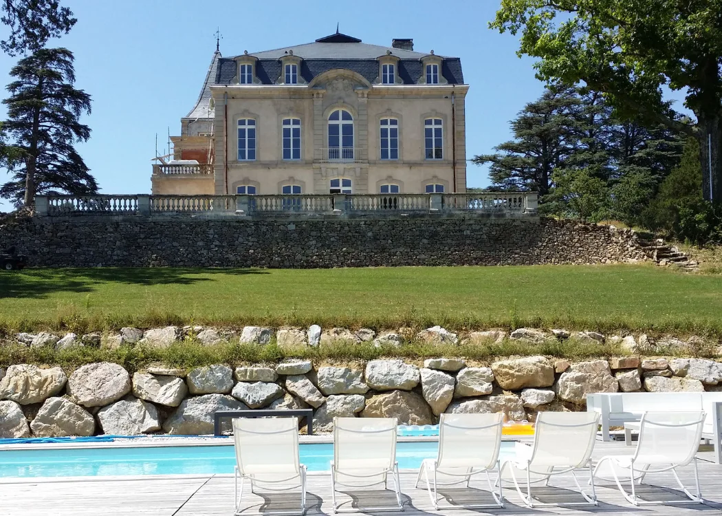 Château Portos, lieu de mariage intimiste dans un parc arboré en Occitanie.
