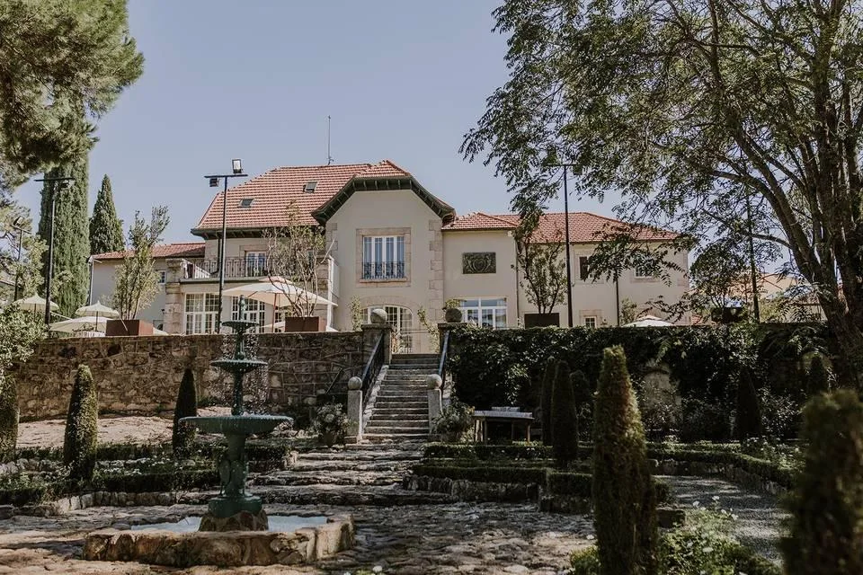 Palais historique du Palacio de la Margarita entouré de jardins à Collado Villalba