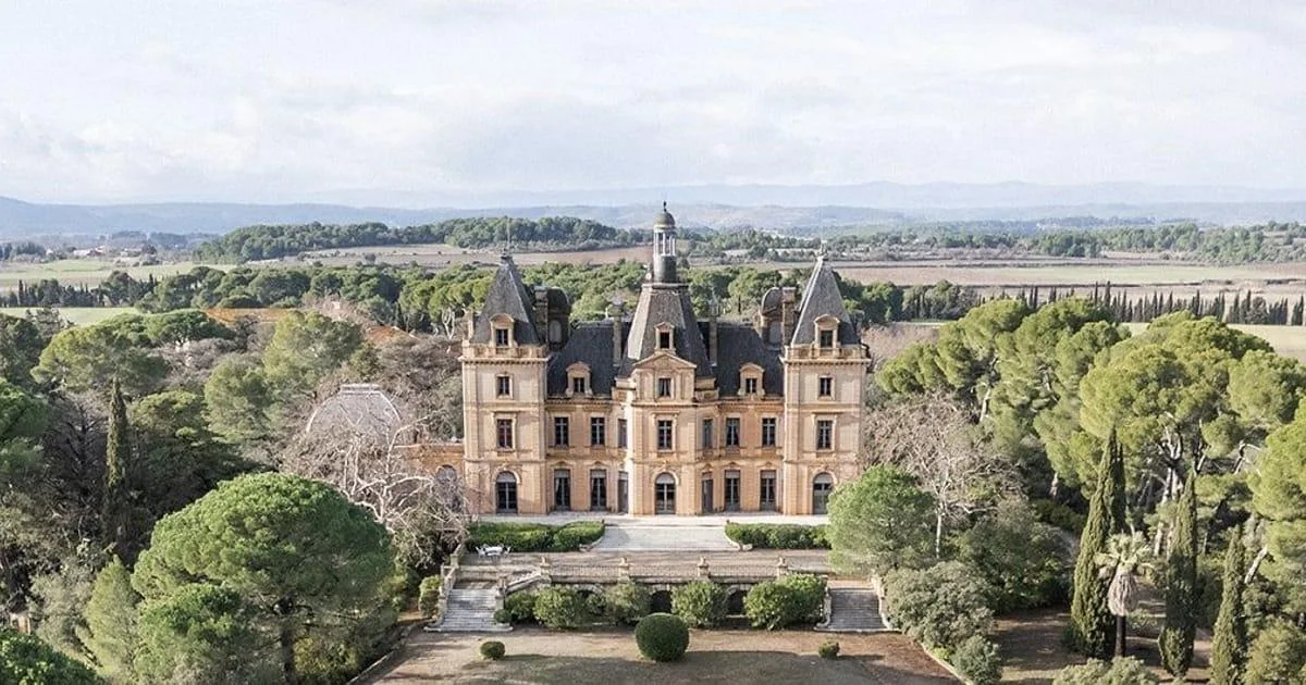 Château du Terral, domaine de mariage avec parc et cyprès à Ouveillan dans l’Aude.