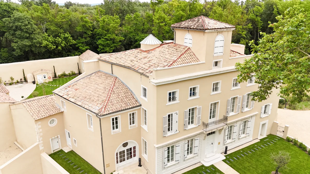 Château de l'Insolas, lieu de mariage à Villeneuve-lès-Avignon dans un parc arboré