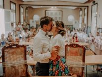Mariés et proches réunis dans la salle de mariage de la mairie du Lamentin