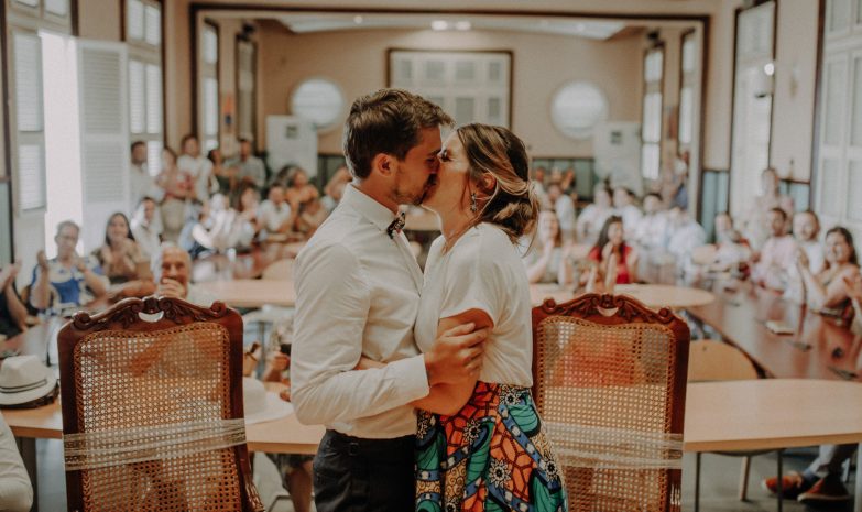 Mariés et proches réunis dans la salle de mariage de la mairie du Lamentin