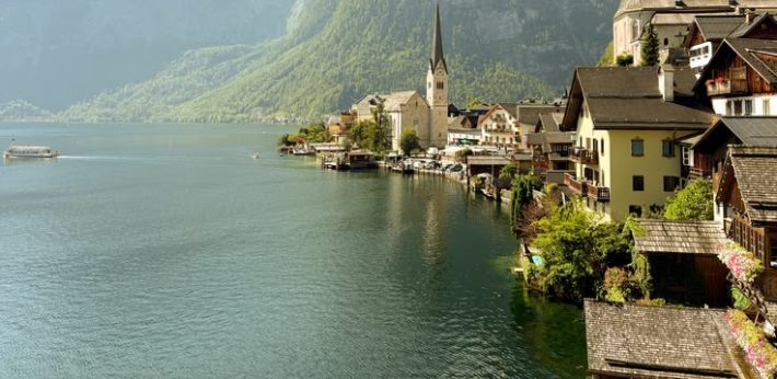 Vue sur le lac de Hallstatt et le village de Hallstatt en Autriche