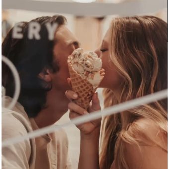 Deux amoureux partageant une glace lors d'un rendez-vous en couple.