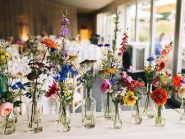 fleurs colorées pour décoration de mariage