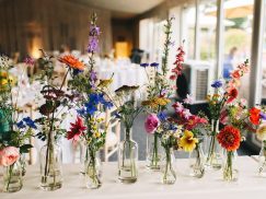 fleurs colorées pour décoration de mariage