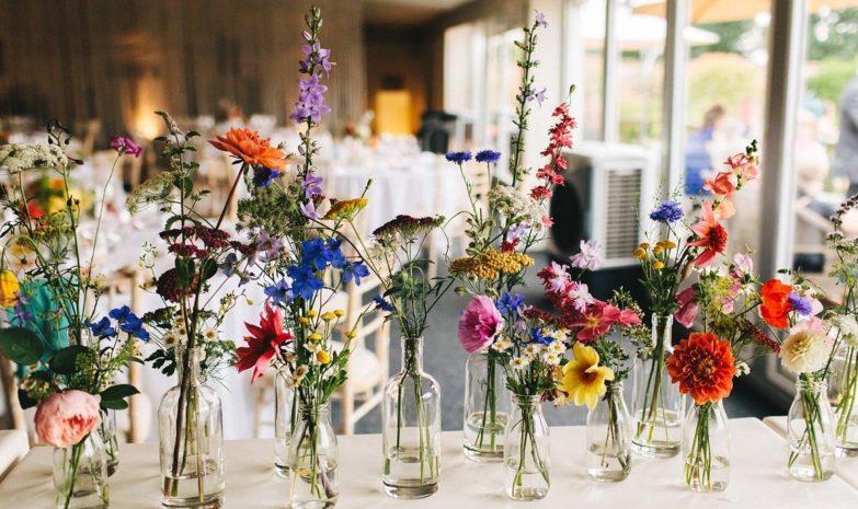 fleurs colorées pour décoration de mariage