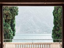 Vue panoramique sur le lac de Lugano en Suisse, entouré de montagnes