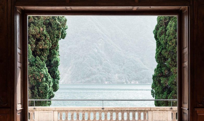 Vue panoramique sur le lac de Lugano en Suisse, entouré de montagnes
