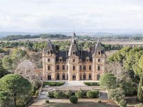 Château du Terral, domaine de mariage avec parc et cyprès à Ouveillan dans l’Aude.