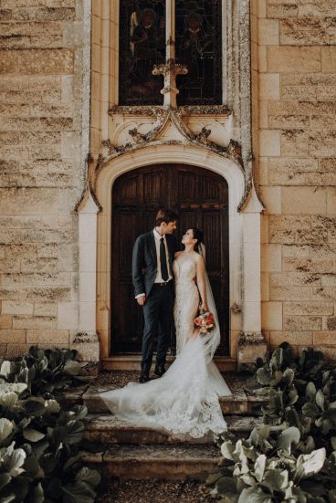 Mariée souriante regardant son époux pendant une séance photo de couple en extérieur au Château Lacoste.
