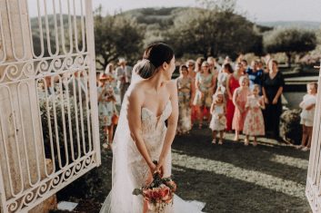 Invités réunis près d'une entrée du Château Lacoste pendant le lancé de bouquet de la mariée.