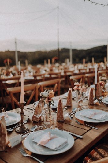 Tables de réception installées en plein air dans le domaine du Château Lacoste.