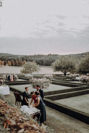 Vue panoramique sur les jardins et le paysage naturel entourant le Château Lacoste.