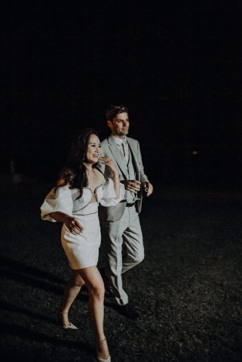 Les mariés réunis lors d'un instant nocturne pendant leur réception de mariage au Château Lacoste.