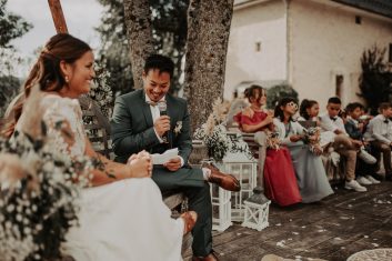 Château des Girards - Joie après la cérémonie Mariés souriants entourés de leurs invités dans le jardin du château après leur cérémonie.